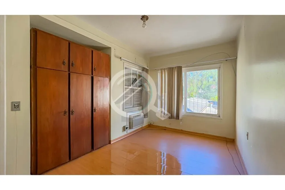 Imagem Ampla casa com 14 peças incluindo um anexo de 3 andares, salas com lareira, 2 suítes, 4 quartos, e...