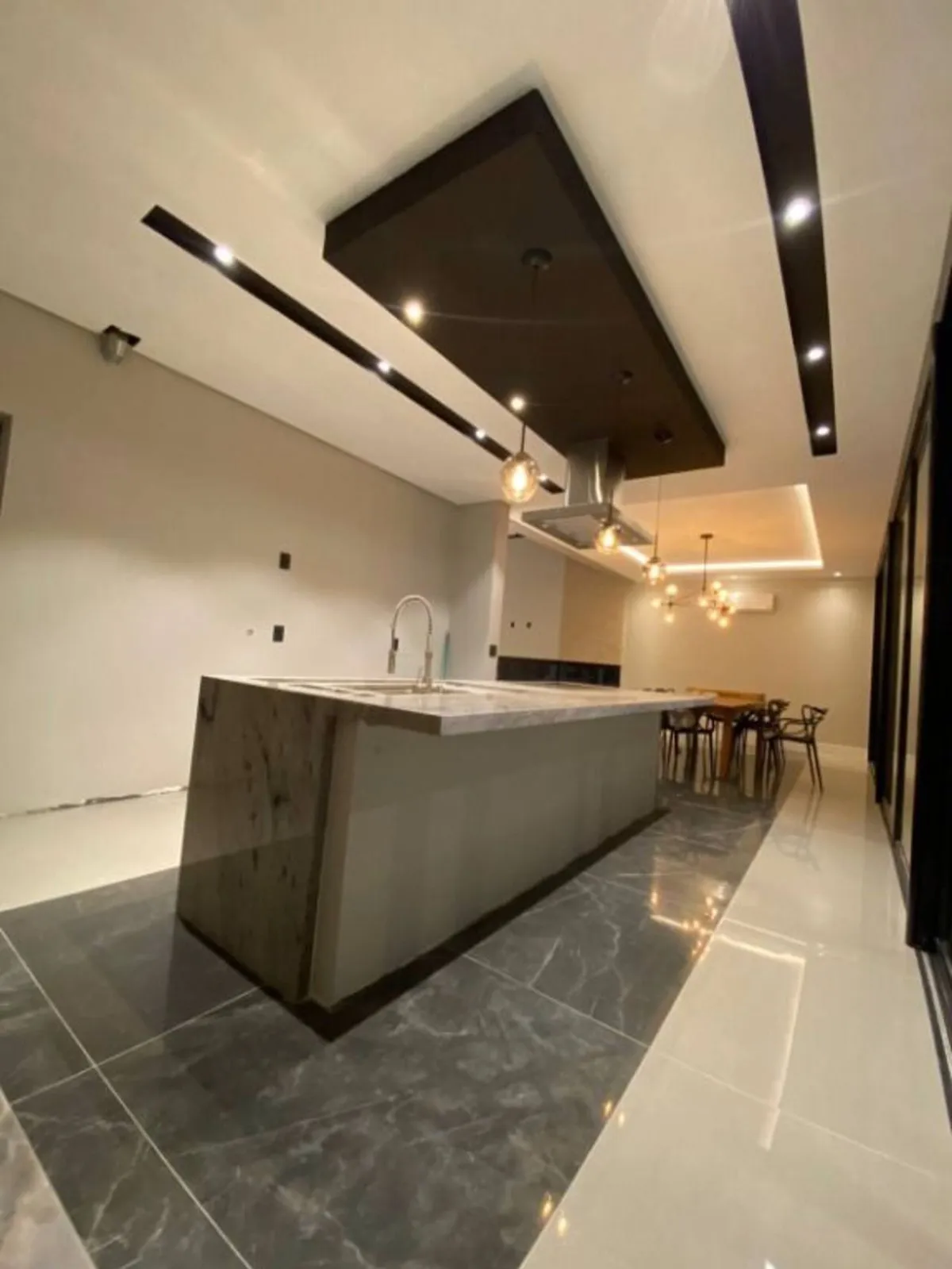 Imagem Casa Triplex no Condomínio Alphaville Nova Esplanada 1