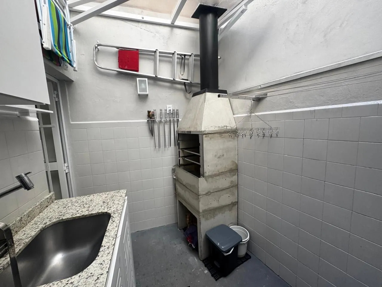 Imagem Apartamento de 2 Dormitórios totalmente reformado com churrasqueira