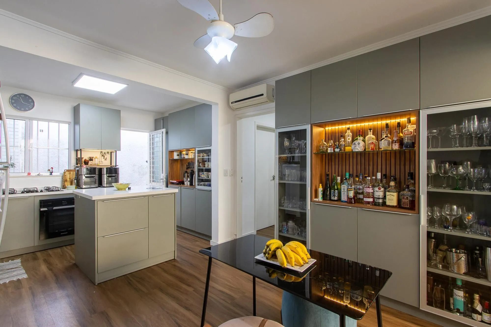 Imagem Linda casa totalmente reformada, 3 quartos (1 suite), 2 vagas cobertas - Bairro Nonoai