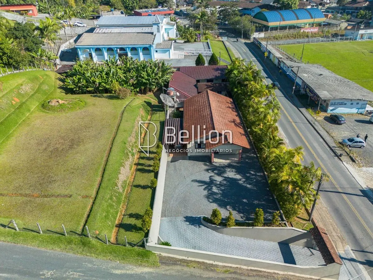 Imagem Com duas casas e 2.500m de terreno, medindo 50x50m, essa propriedade é a escolha certa para quem valoriza espaço e quer um imóvel que proporcione várias possibilidades.