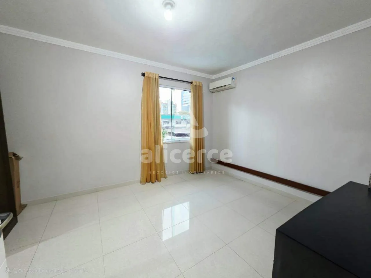 Imagem Casa Alto `Padrão a 1 quadra da Beira-Mar Continental | 3 Dormitórios I 4 Vagas de Garagens I Piscina no bairro Estreito - Florianópolis/SC