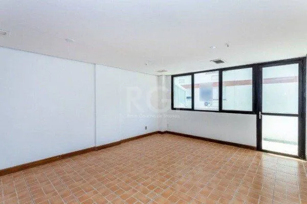 Imagem Sala comercial na Av Carlos Gomes com sacada DESOCUPADA
