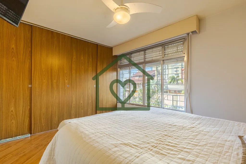 Imagem Apartamento semimobiliado no Jardim Botânico de 2 dormitórios com 105 m² privativos. Imóvel cont...