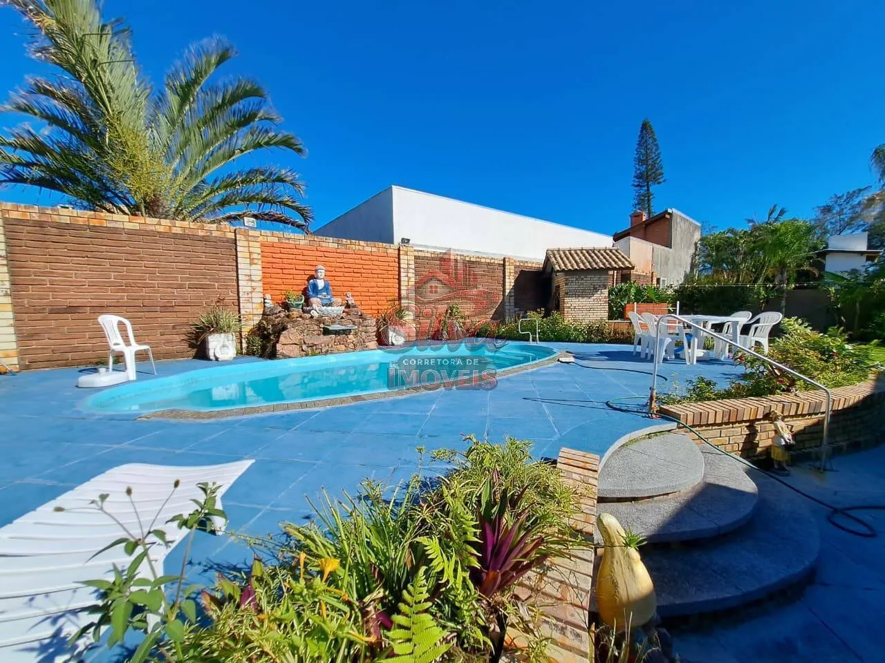 Imagem Casa com Piscina e 750m² de Terreno no Centro de Imbé