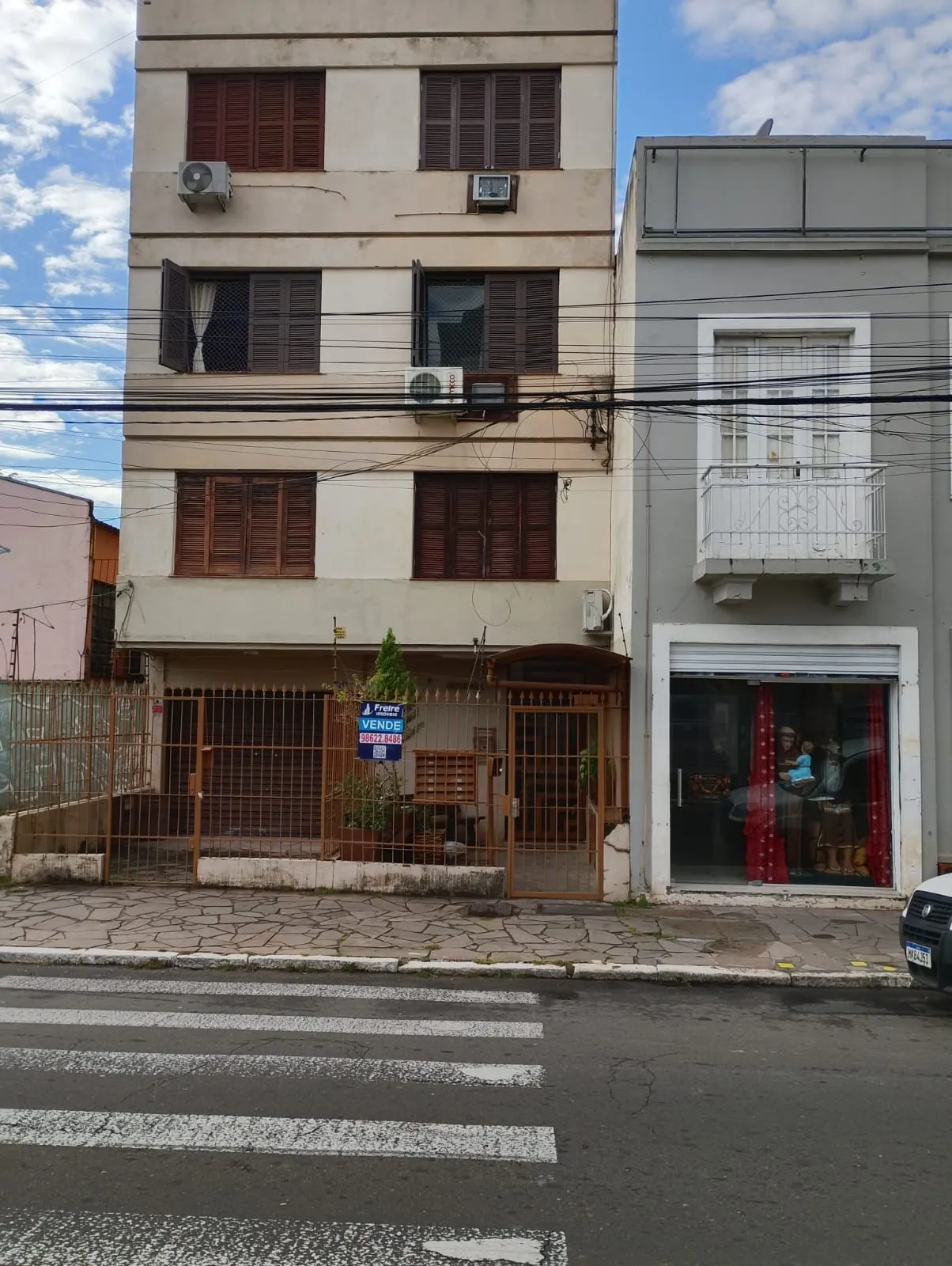 Apartamento Térreo, 02 dormitórios, 60,59m2 área privativa, quiosque com churrasqueira, Menino Deus