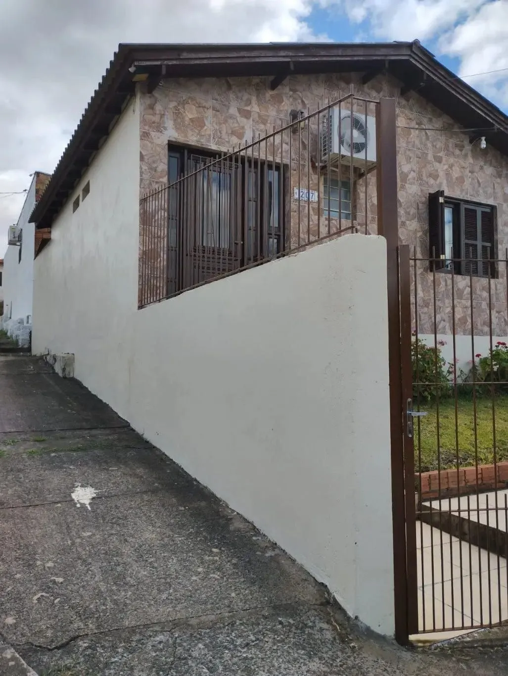 Imagem Casa de 3 dormitórios e 111m² à venda em Jardim Botânico, Porto Alegre.