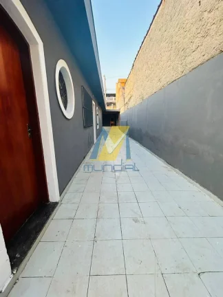 Imagem Casa térrea ampla com quintal gramado em localização estratégica.