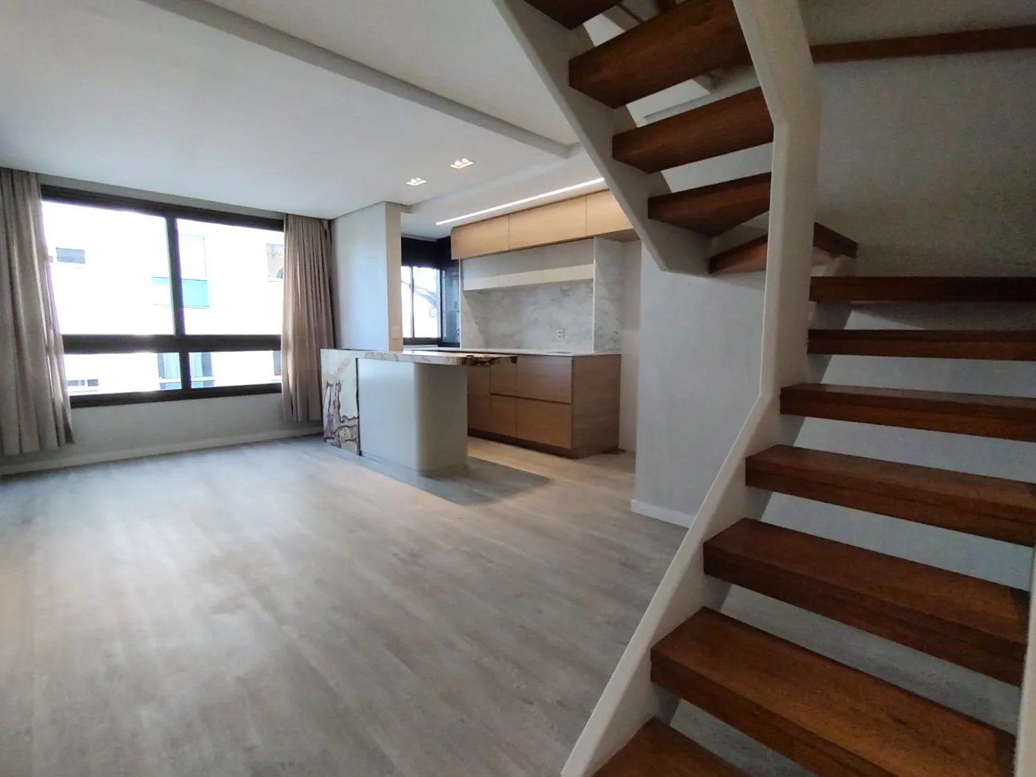 Imagem Lindo Duplex 2 dormitórios todo reformado na Dona Laura