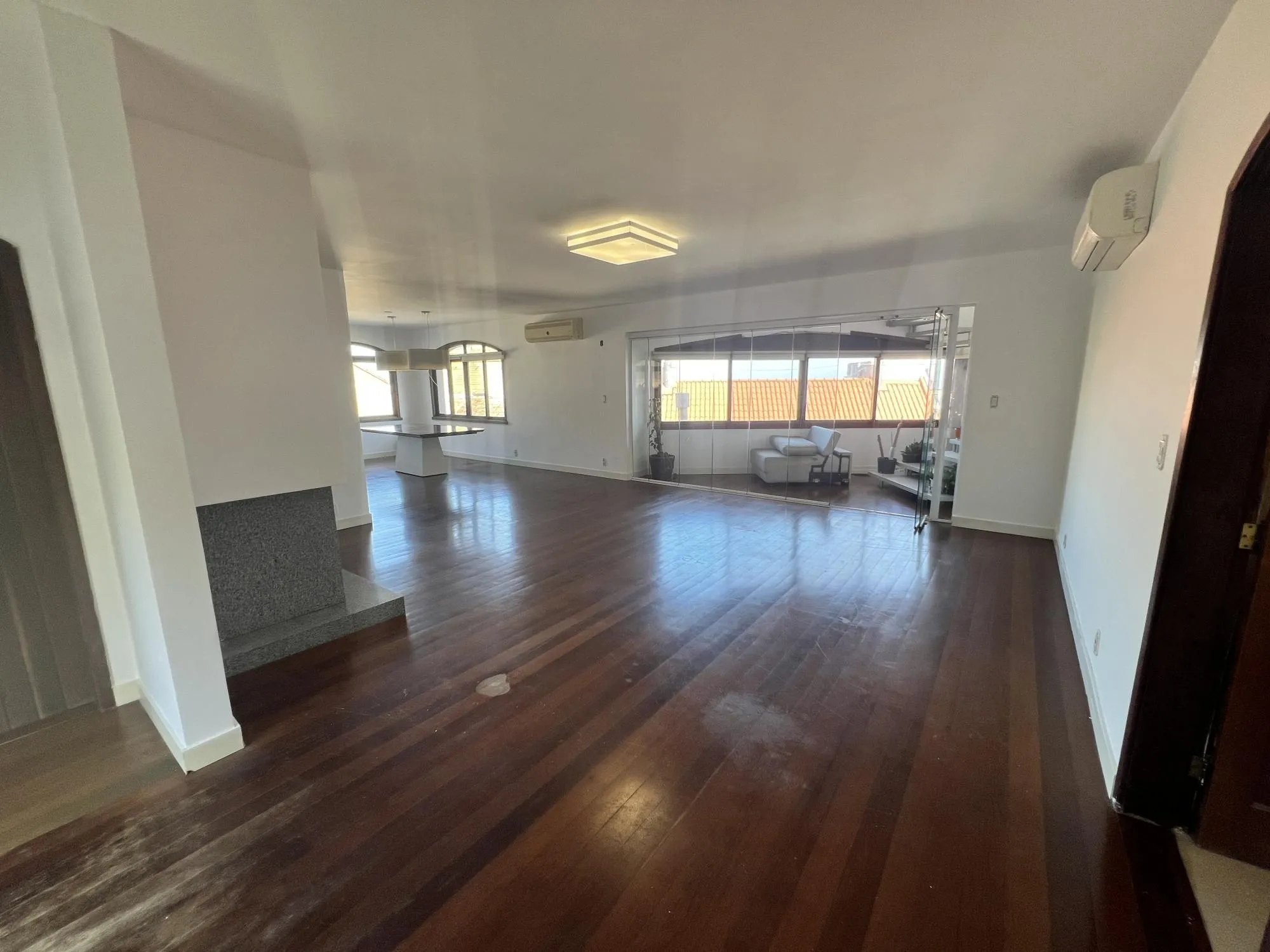 Imagem Belíssima casa no Bairro Tristeza com 645m²