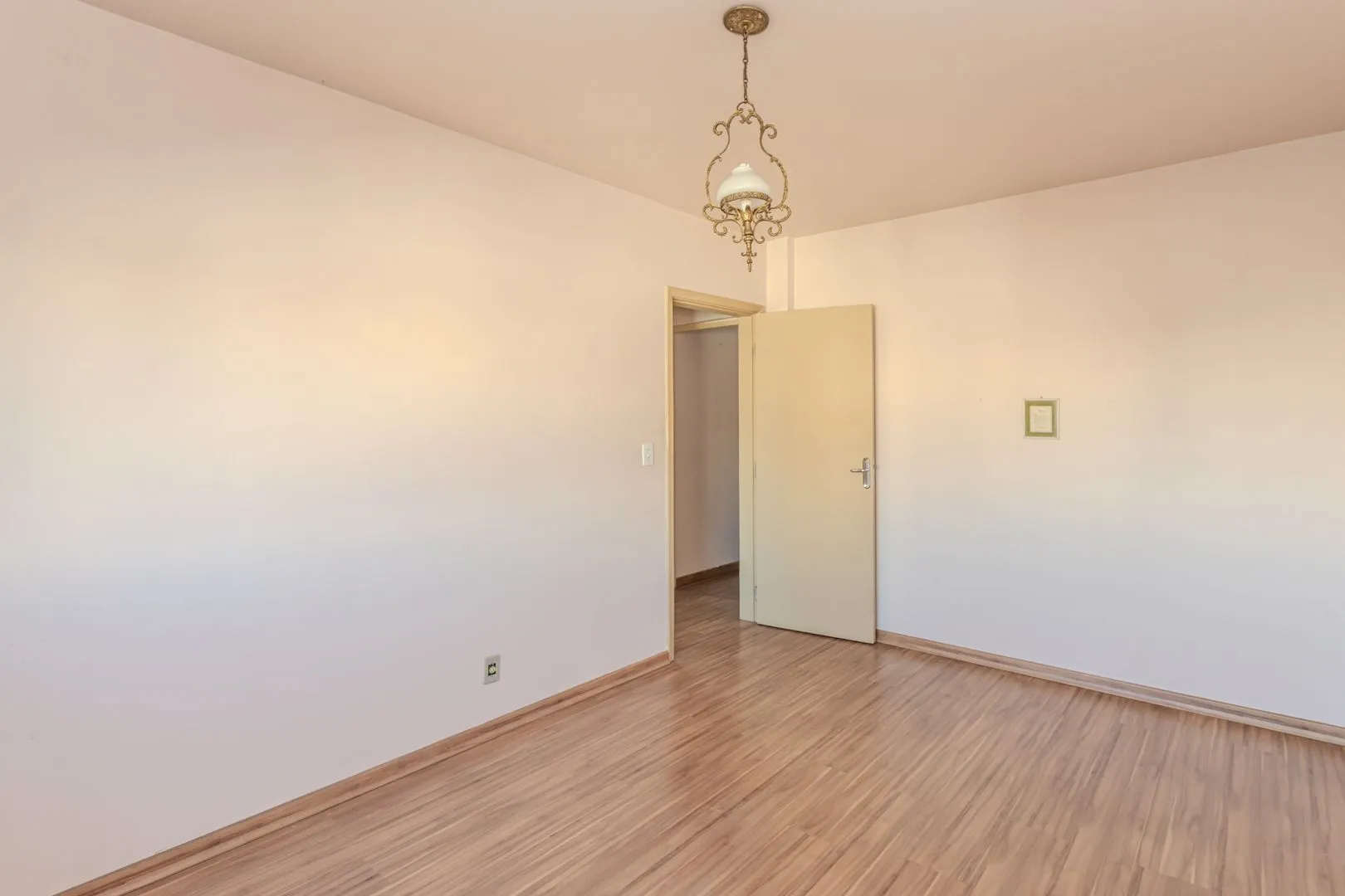 Imagem Apartamento de 2 dormitórios com dependência e vaga no bairro Santana DESOCUPADO