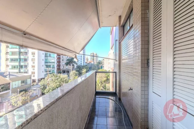Foto do imóvel No Menino Deus 102 m², 2 dormitórios com sacada. e todo mobiliado.