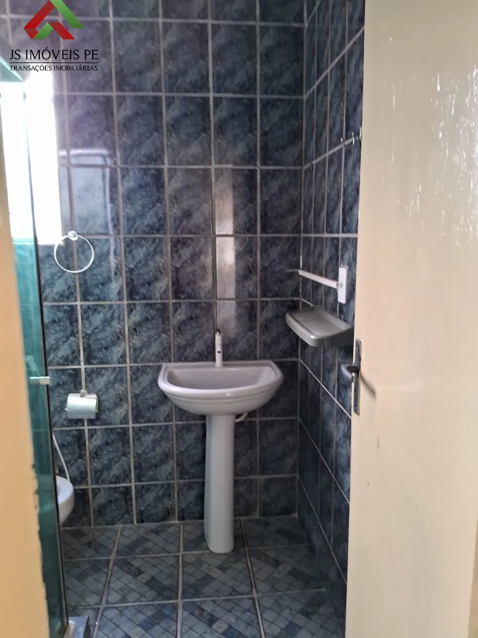 Imagem Apartamento à venda em Jaboatão dos Guararapes-PE, bairro Candeias, 2 quartos, 2 salas, 2 banheiros, 1 suíte, 70m² de área. Aproveite!