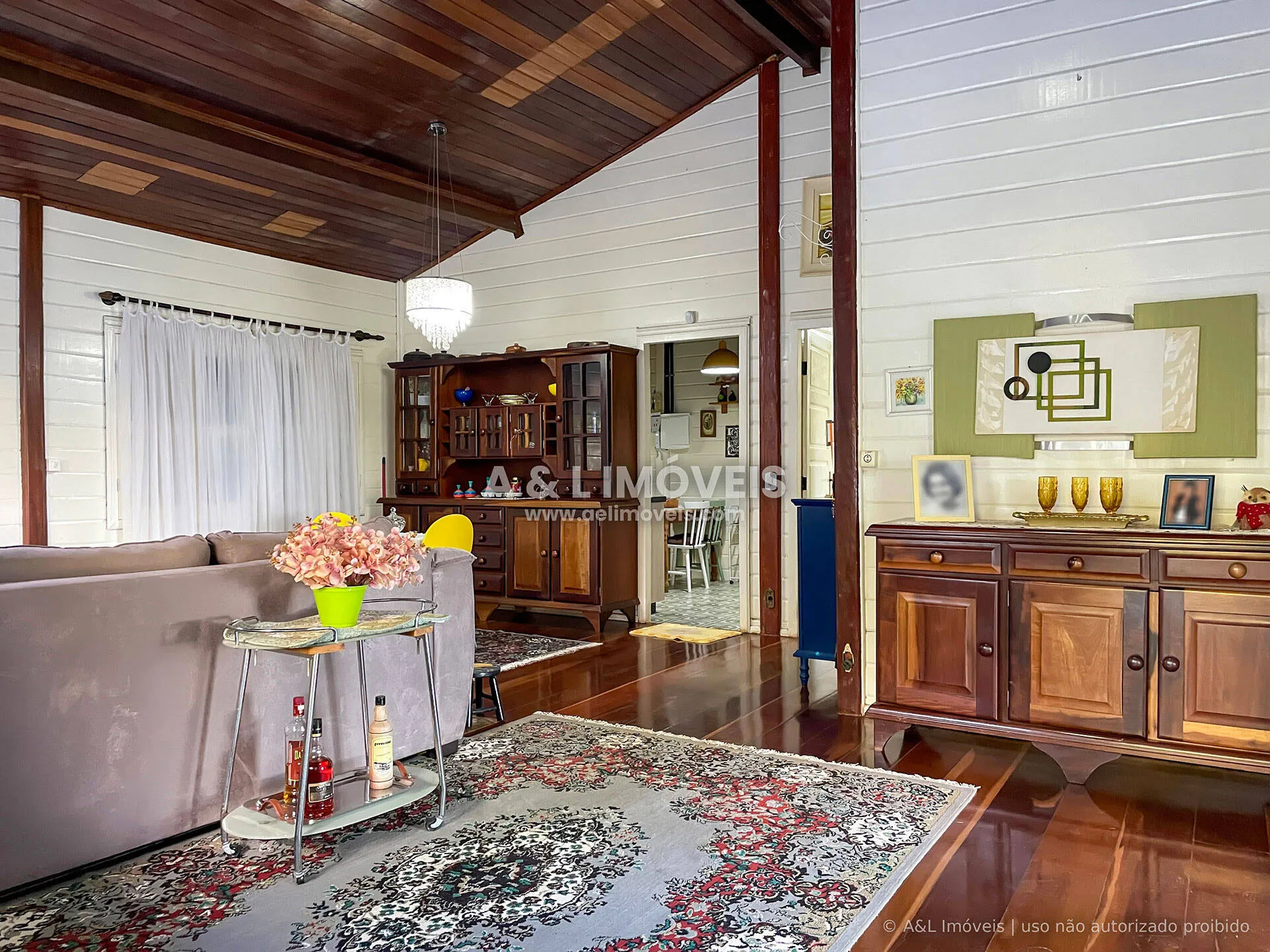 Imagem Casa à Venda em Campos do Jordão | 5 Dorms., Lareira e Deck Panorâmico