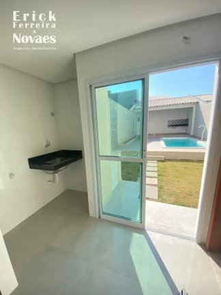 Imagem Casa a Venda na Praia do Morro-ES com 3 suítes sendo uma Suite master com Varanda, Sala de Estar e Jantar, quintal e Piscina e 2 vagas de garagem