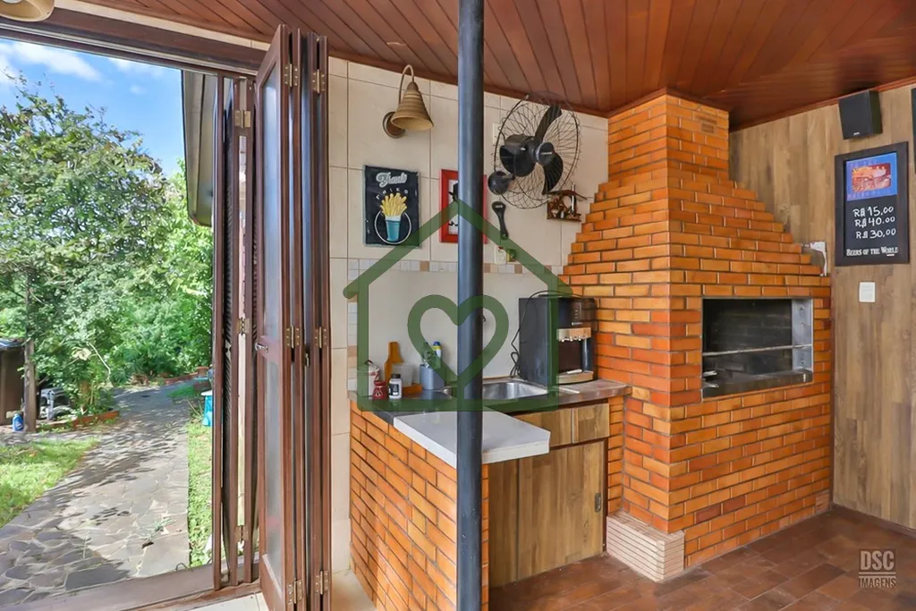Imagem Descubra a casa espaçosa em rua tranquila, no coração do Bairro Passo d'areia em Porto Alegre, es...