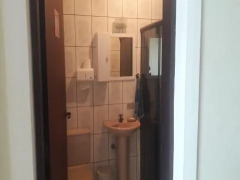 Imagem VENDA DE CASA NO CONDOMÍNIO ARUJÁ COUNTRY CLUB, 250m² c/ 2 quartos, suíte c/ sacada, salão com churrasqueira e forno de pizza e 4 vagas. CONSULTE-NOS.