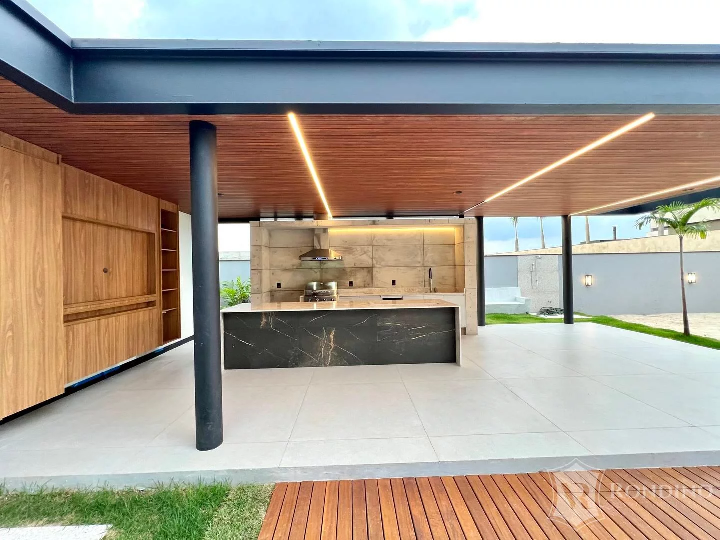 Imagem Casa sobrado em condomínio, 04 suítes, varanda gourmet, piscina