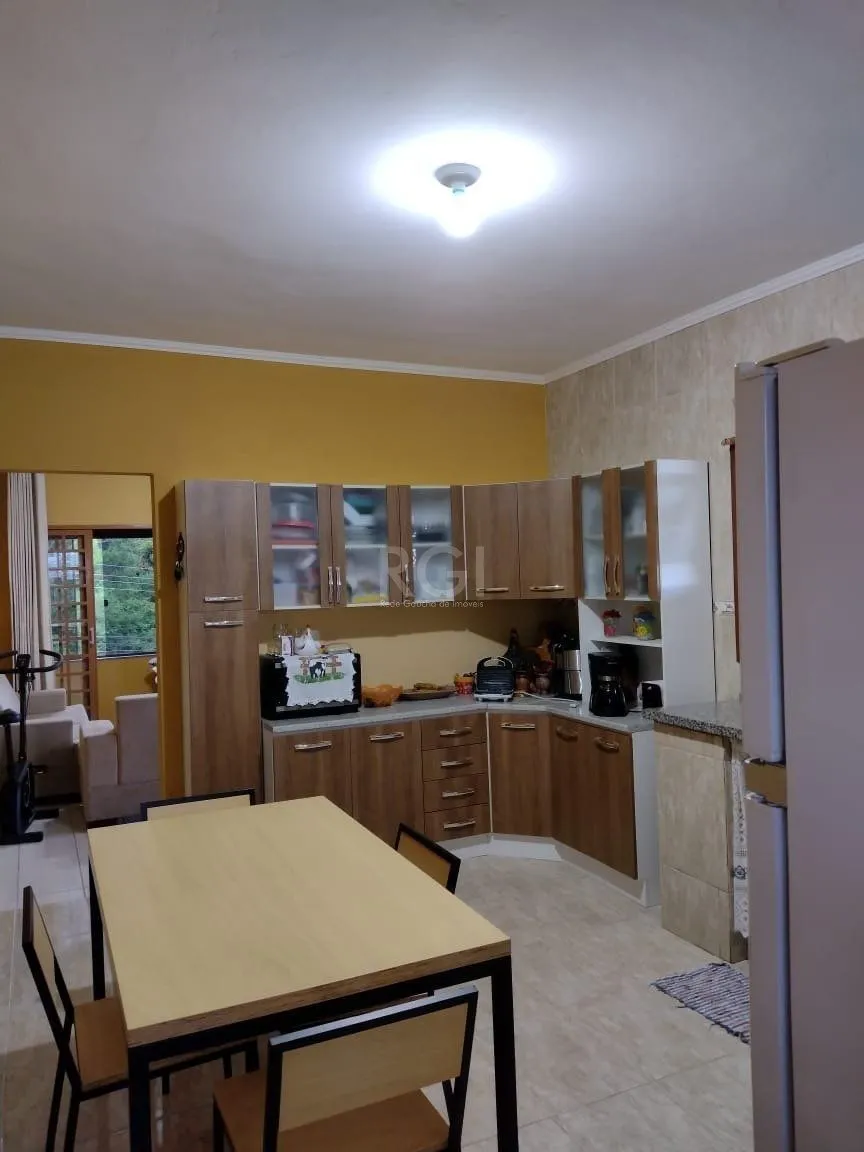 Imagem Casa para Venda - 0.18m², 2 dormitórios, sendo 2 suites, 3 vagas - Lomba do Pinheiro