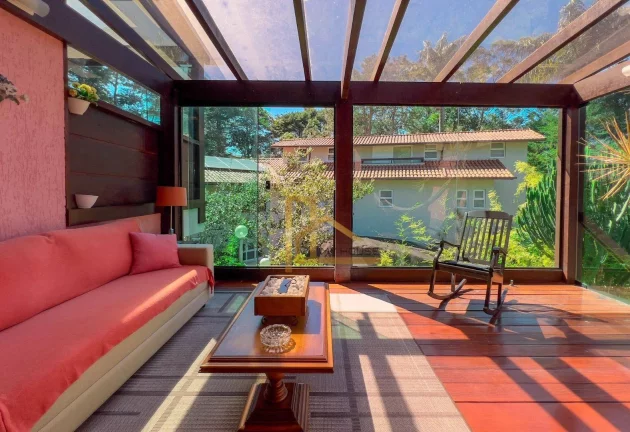 Imagem Casa Linear com 5 suítes dentro de condomínio clube - Apenas 3 minutos da Feirinha do Alto