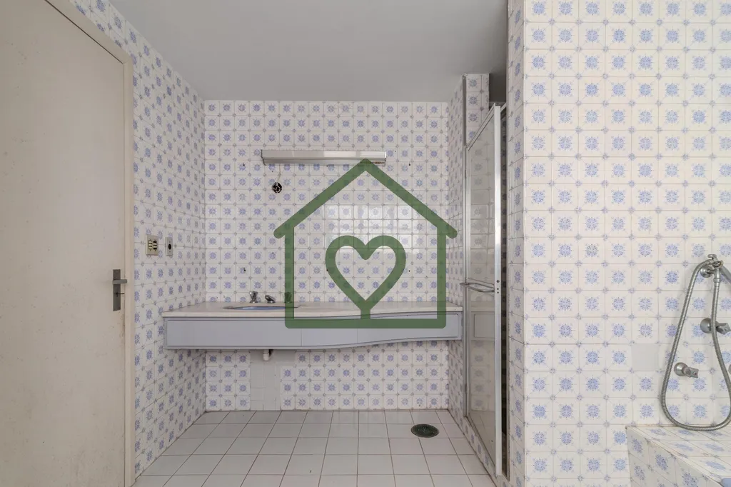 Imagem Referência em um dos endereços mais icônicos de Porto Alegre, este apartamento no Edifício Troca...