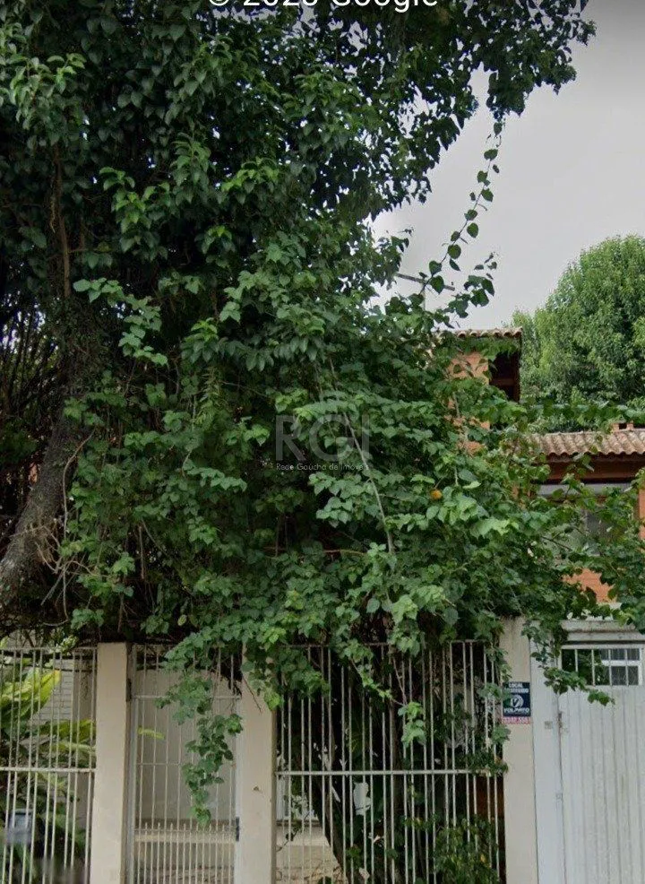 Imagem Casa com quatro (4) dormitórios, duas (2) vagas de garagem, no bairro Passo da Areia em Porto Alegre.