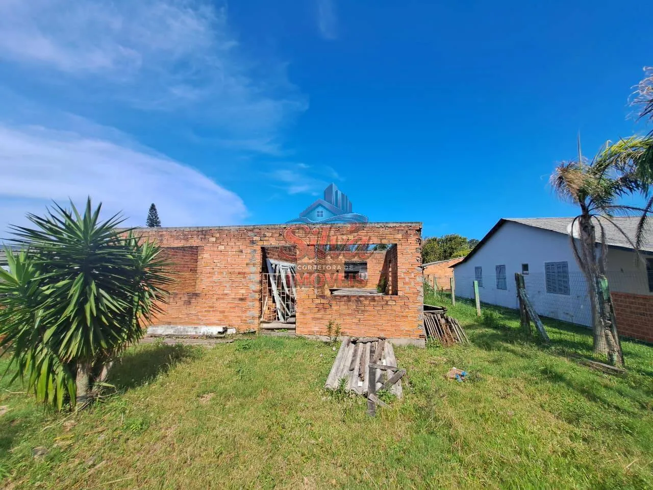 Terreno 300m² cercado com construção em Mariluz B