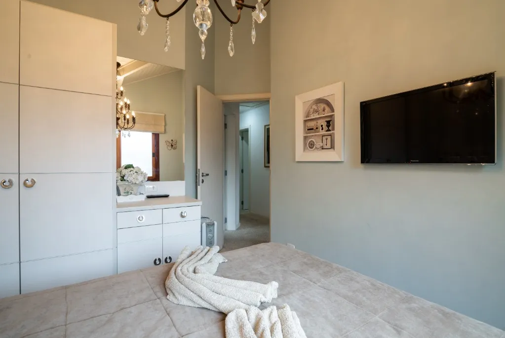 Imagem Luxuosa casa em condomínio à venda em Campos do Jordão-SP, Jardim Andirá: 4 quartos, 2 suítes, 4 banheiros, 3 vagas, 400m²!