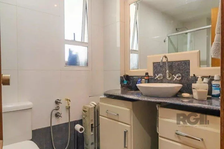 Imagem Apartamento com 2 dormitórios reversível para 3, e condomínio com portaria 24h, salão de festas, quadra e playground. Próximo à Orla e BarraShopping.