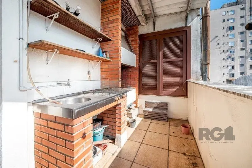 Imagem Cobertura desocupada, espaçosa e bem iluminada nos bairros Bom Fim/Rio Branco, com 3 dormitórios, sendo 2 suítes, e 2 vagas cobertas que acomodam até 4 veículos.