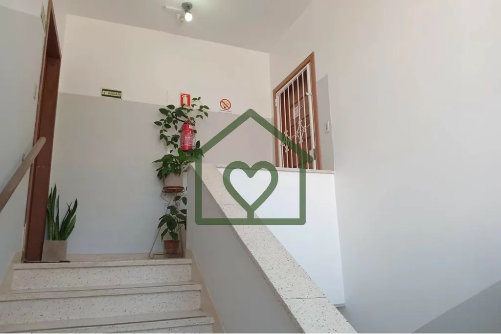 Imagem Descubra o seu novo lar no coração de Porto Alegre, no bairro Camaquã! Este encantador apartament...