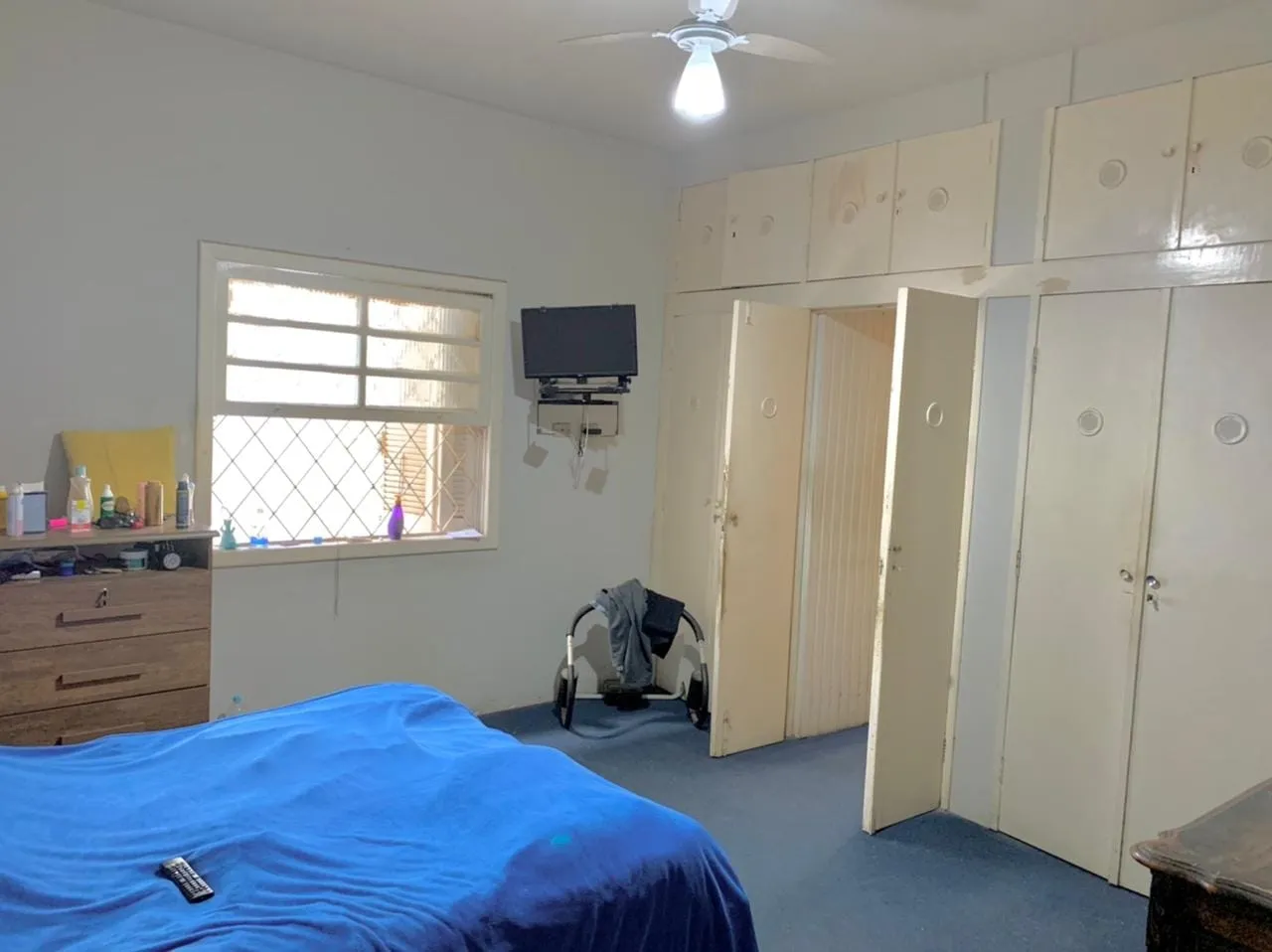 Imagem Comercial para Locação 6 Quartos, 3 Suites, 4 Vagas, 400M², Centro, Taubaté - SP