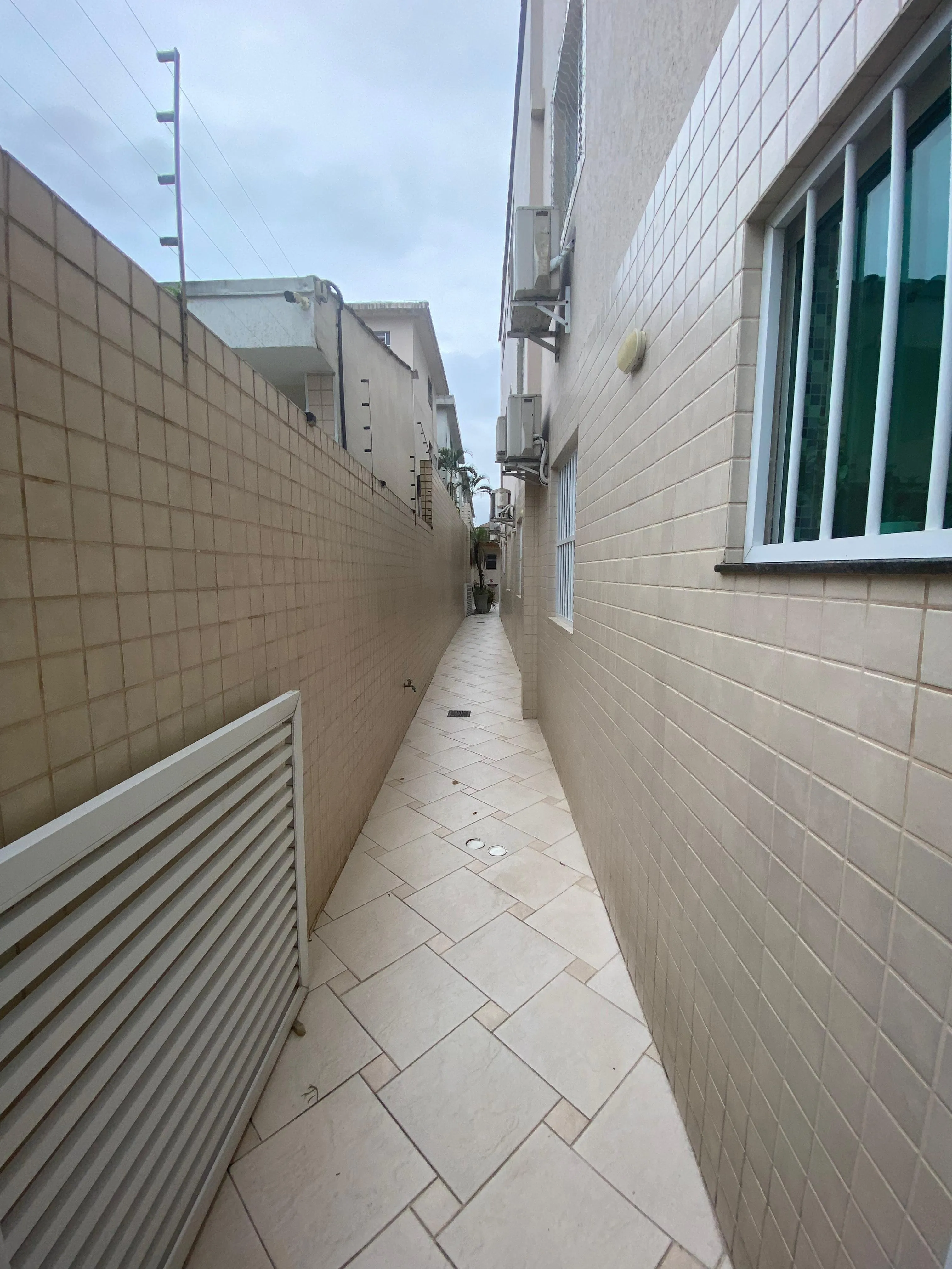 Imagem Residência Exclusiva no Embaré: Elegância, Conforto e Sofisticação em Cada Detalhe