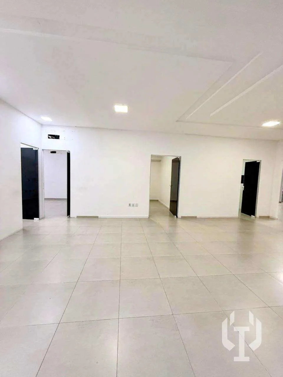 Imagem Sala comercial para alugar, MEIA PRAIA, 131m2