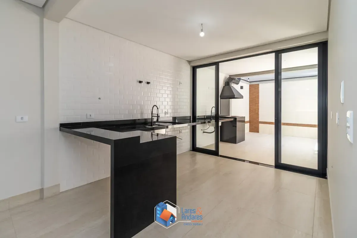 Imagem Sobrado para venda em Parque São Domingos com 3 quartos, sendo 3 suítes, 208m²