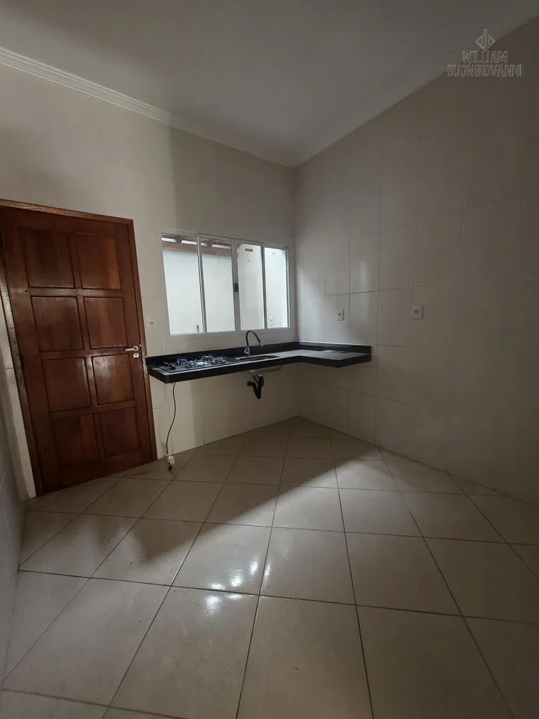 Imagem Casa Reformada em Condomínio - 1 Dorm, 1 Vaga, 1,4 km da Praia