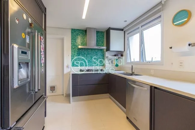 Imagem Totalmente reformado, apto com 201m² com planta versátil e super bem localizado. Amplo living com ...