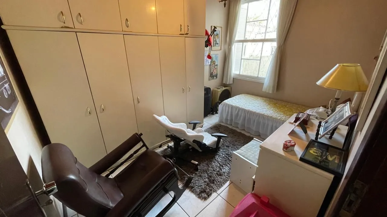 Imagem Casa com pátio com 3 dormitórios, 2 banheiros e 4 vagas.