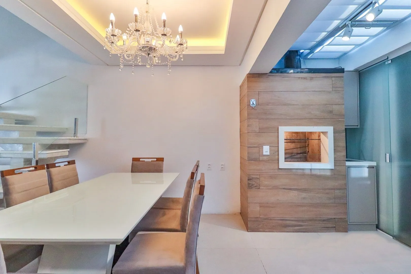 Imagem CASA TRIPLEX COM 4 SUITES E 2 VAGAS- SEMIMOBILIADA