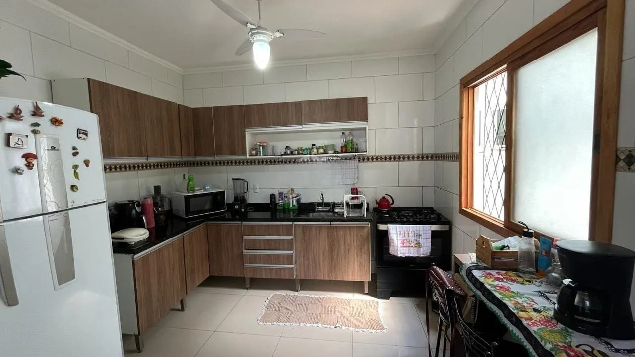 Imagem Casa de 4 dormitórios no bairro Santo Antônio, Porto Alegre