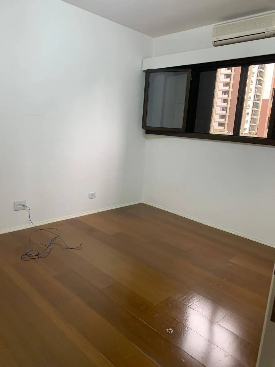 Imagem Apartamento de 4 Quartos (2 Suítes) para Aluguel em Alphaville Empresarial, Barueri - SP