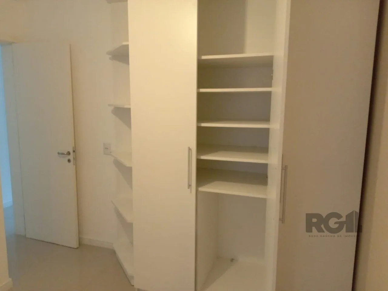 Imagem Apartamento com TERRAÇO, localizado num dos mais sofisticados bairros de Porto Alegre, bairro Rio Branco. Apartamento totalmente mobiliado.