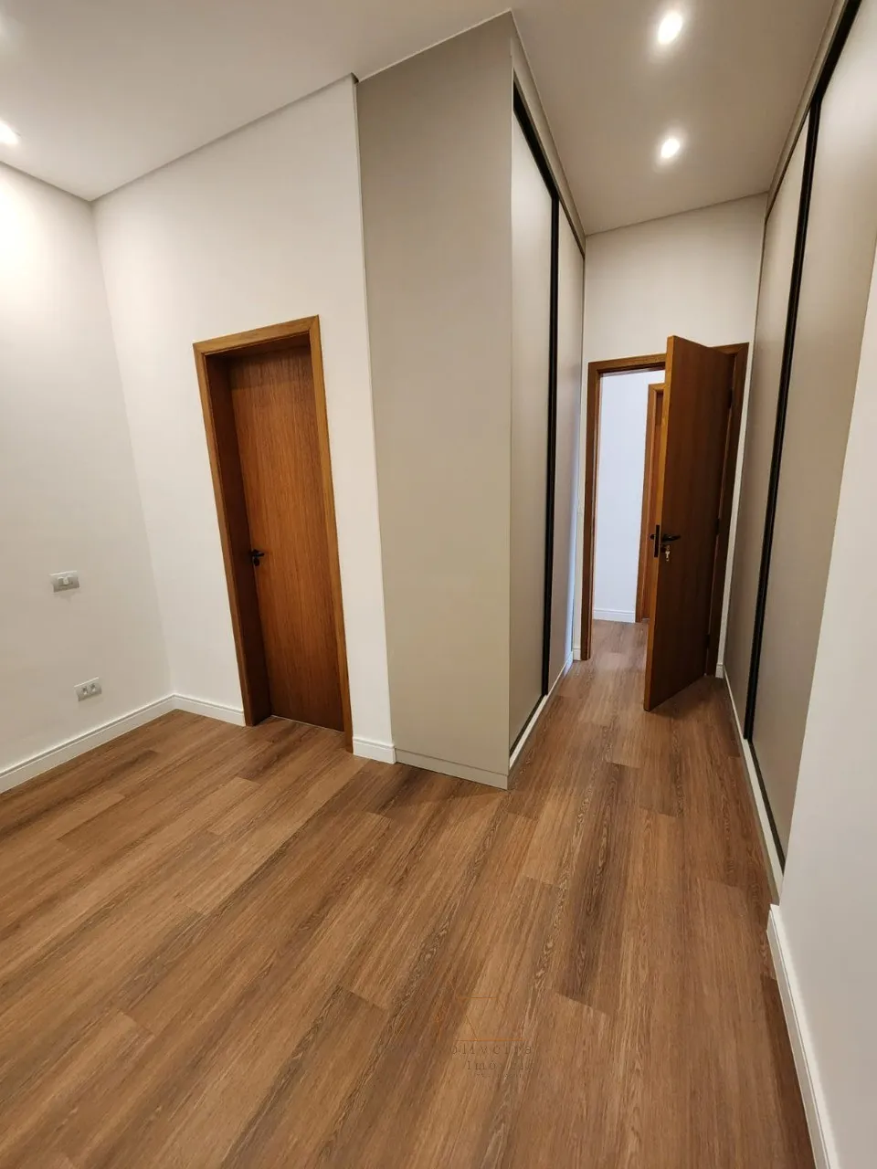 Imagem Imóvel de Luxo à Venda em Salto-SP: Casa com 3 Suítes, 4 Vagas e 265,50m² no Residencial Central Parque