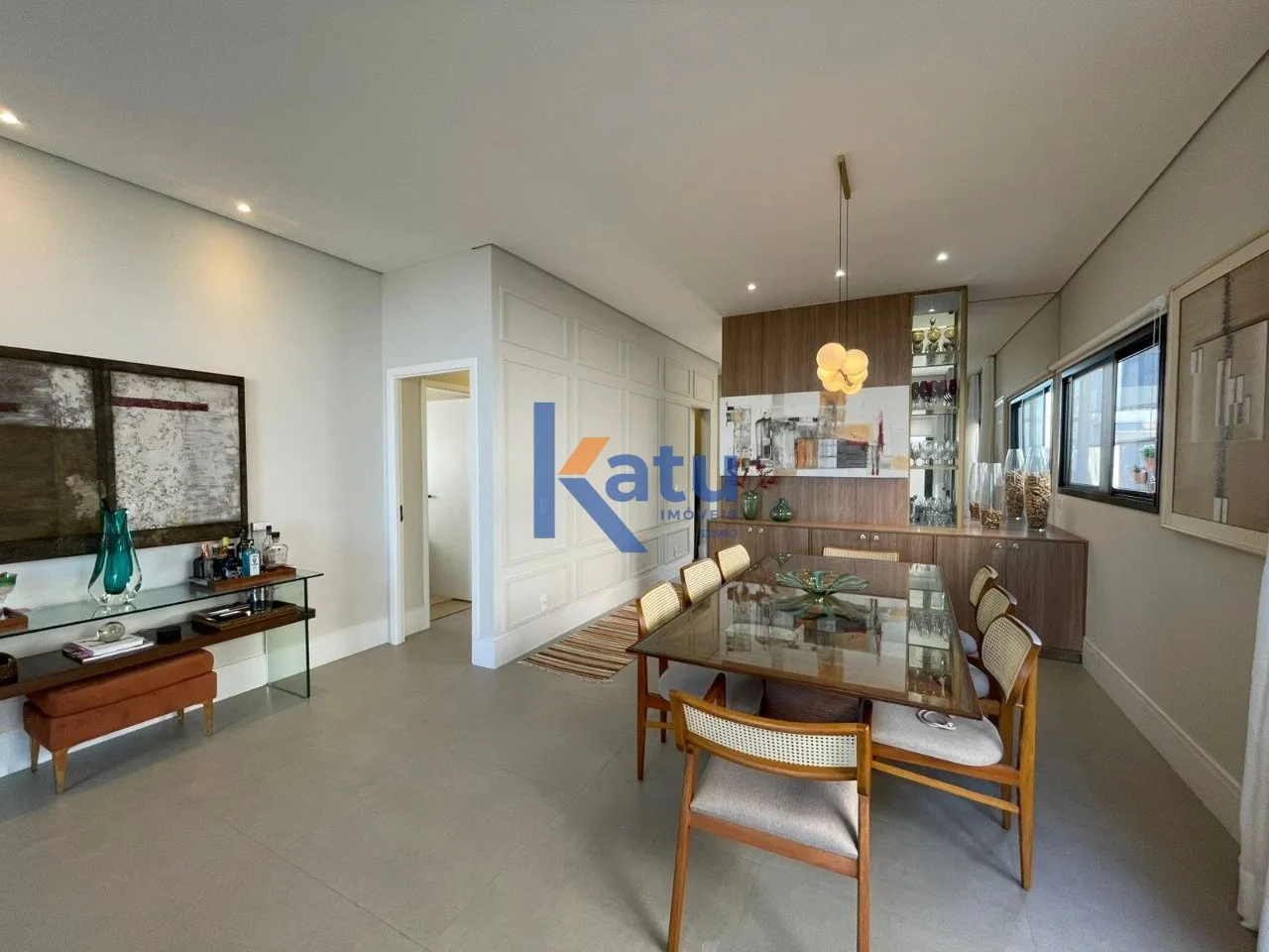 Imagem Descubra esta encantadora casa em condomínio no Jardim Ermida I, Jundiaí. Com 217 m² de área pri...