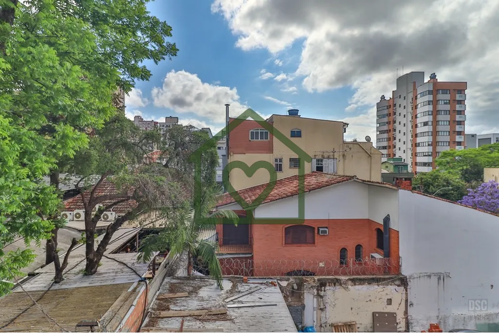 Imagem Descubra o apartamento dos seus sonhos, situado na charmosa região de Mont Serrat, na Rua Eudoro Be...