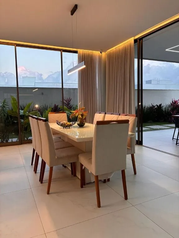 Imagem Casa de alto padrão no Alphaville com 5 suítes, espaço gourmet, home office, sala de TV e projeto moderno.