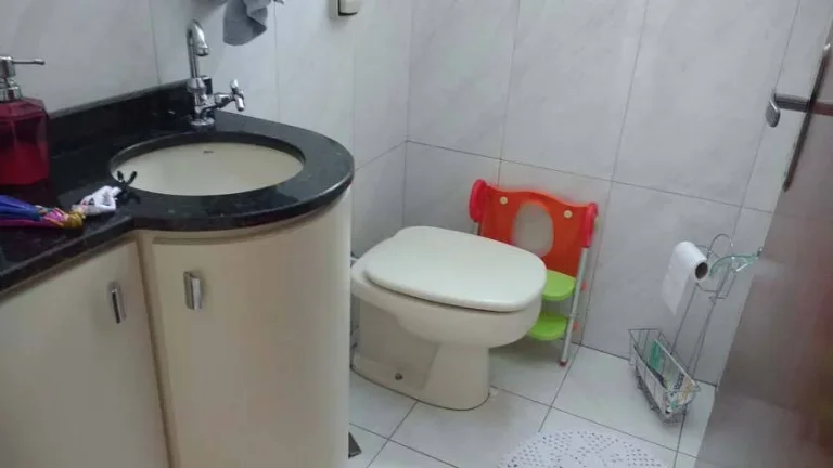 Imagem Sobrado com 243 m² 4 Suítes, 7 Vagas, Quintal com Churrasqueira