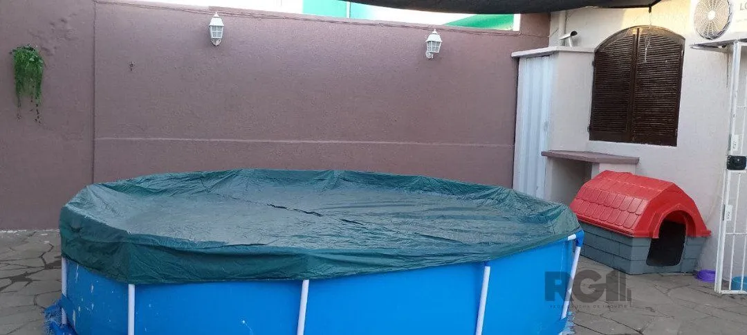 Imagem Casa térrea, 3 dormitórios, 1 suíte, living para 2 ambientes, cozinha, pátio, 2 banheiros e 4 vagas .