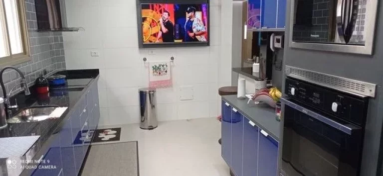Imagem CASA SOBREPOSTA TÉRREA NA PONTA DA PRAIA COM PORTEIRA FECHADA