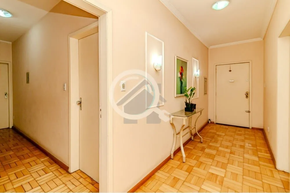 Imagem Apartamento espaçoso com 3 dormitórios, um suíte com sacada, living com 2 ambientes, banheiro soc...